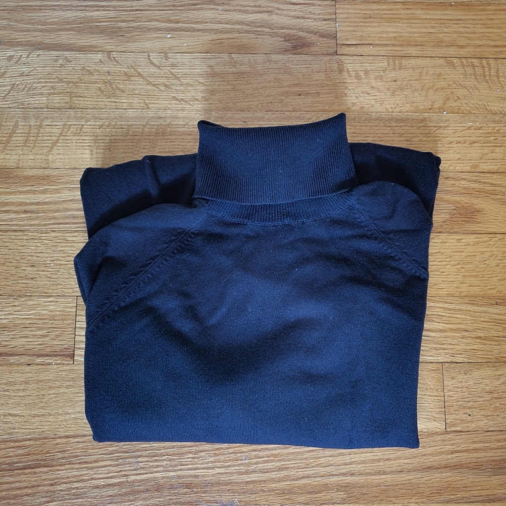 Turtleneck Sweater in Dark Navy Blue